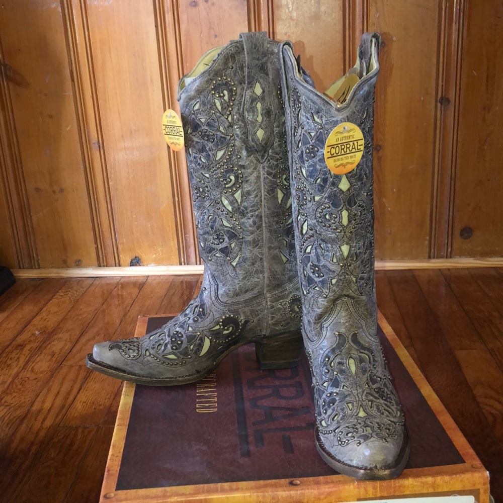 Corral Boots; Brown Crater Bone Inlay & Studs - Picture 5 of 5